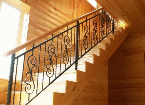Перила для лестницы в частном доме